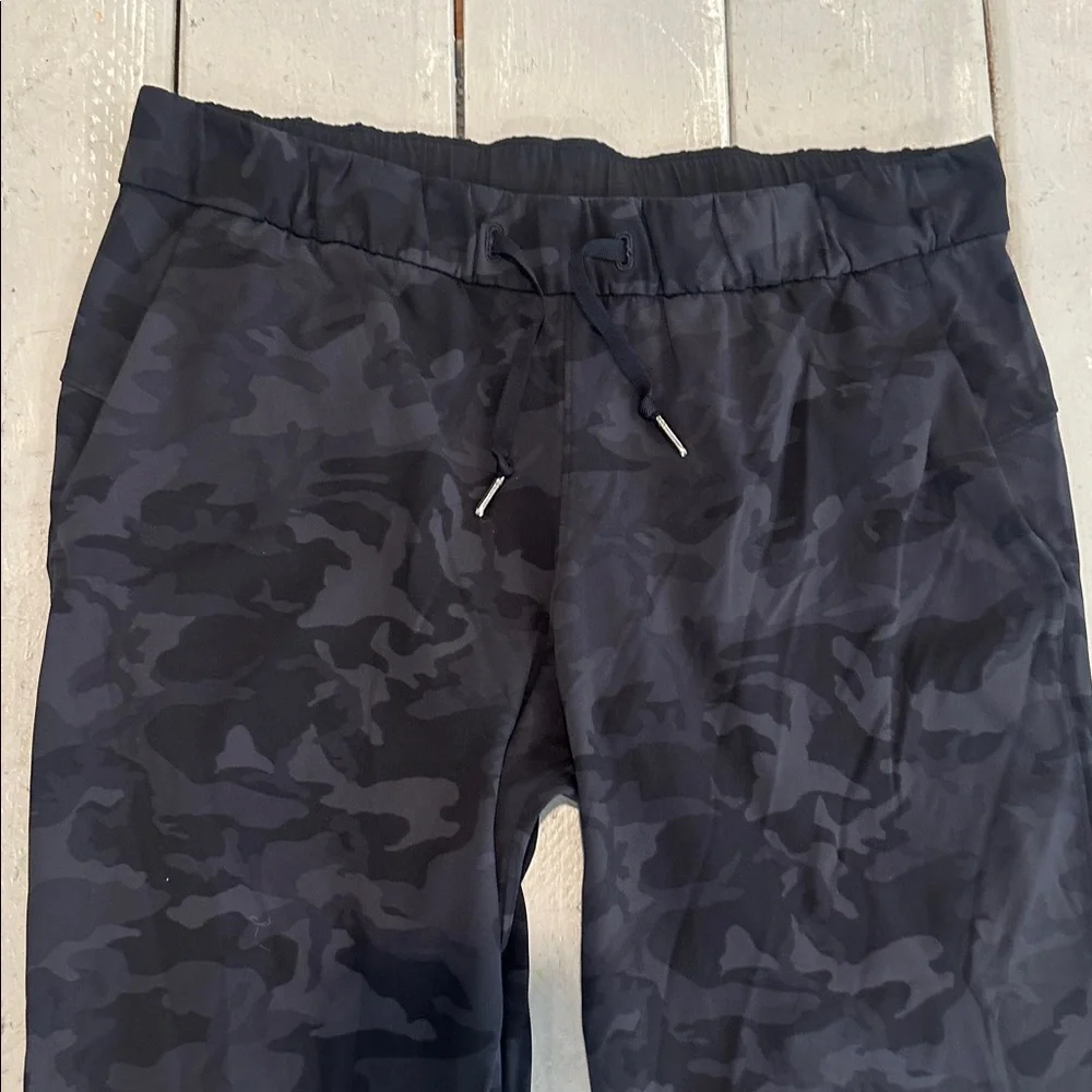 Lululemon On the Fly 7/8 Pant Incognito Camo Multi Grey sz 12 EXCELLENT - Picture 2 of 5